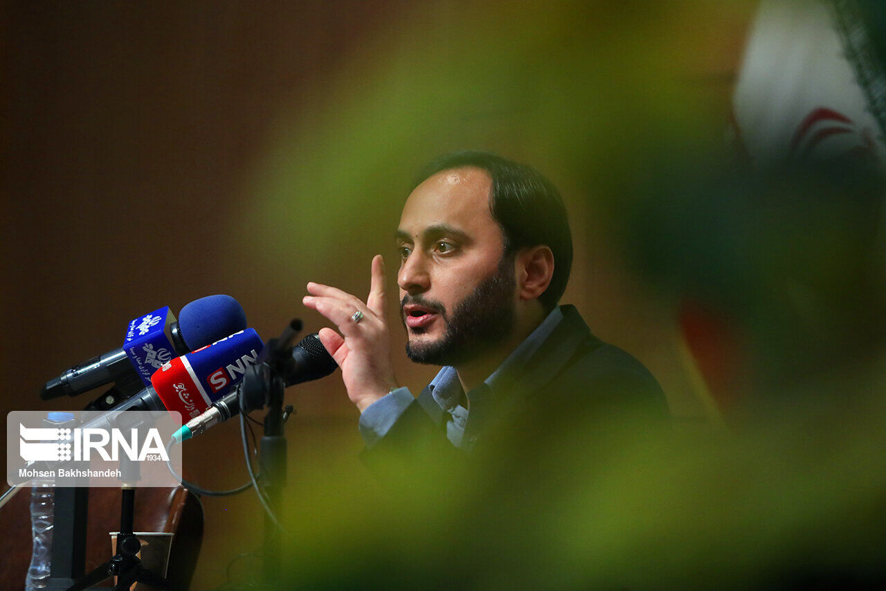 دولت در بازار دلار تمام قد در برابر جنگ دشمن ایستاده/ برای نقدینگی، برنامه ریزی کردیم