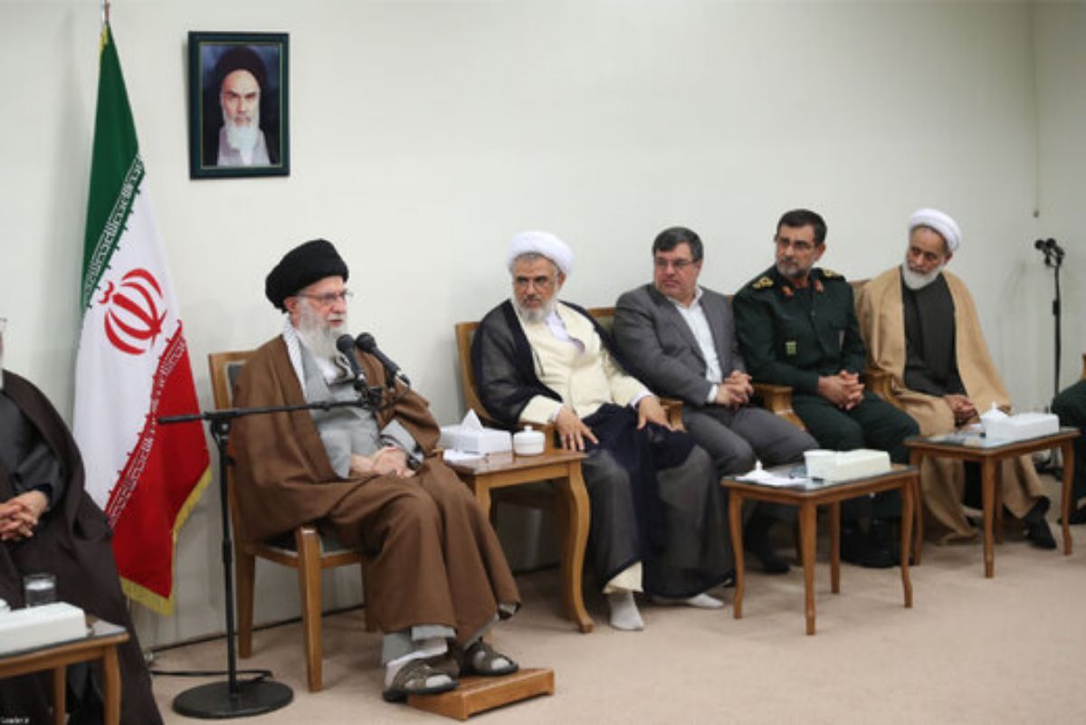 رهبر انقلاب: جریانی به‌دنبال فراموش شدن نمادهای انقلاب است، باید در مقابلشان ایستاد