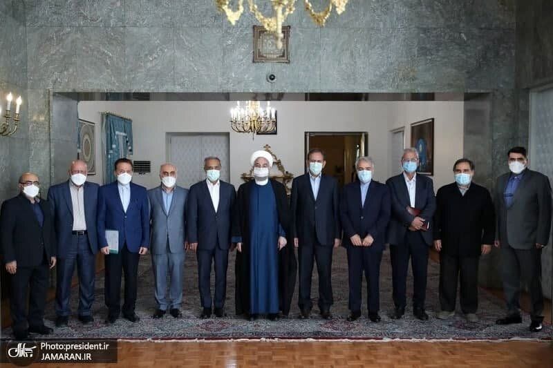 عکس یادگاری روحانی و اعضای ستاد اقتصادی دولت