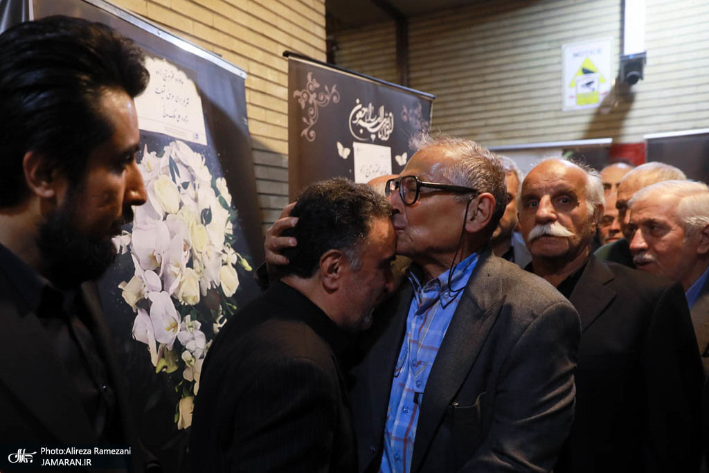 صادق زیبا کلام پیشانی تاج زاده را بوسید+ عکس 