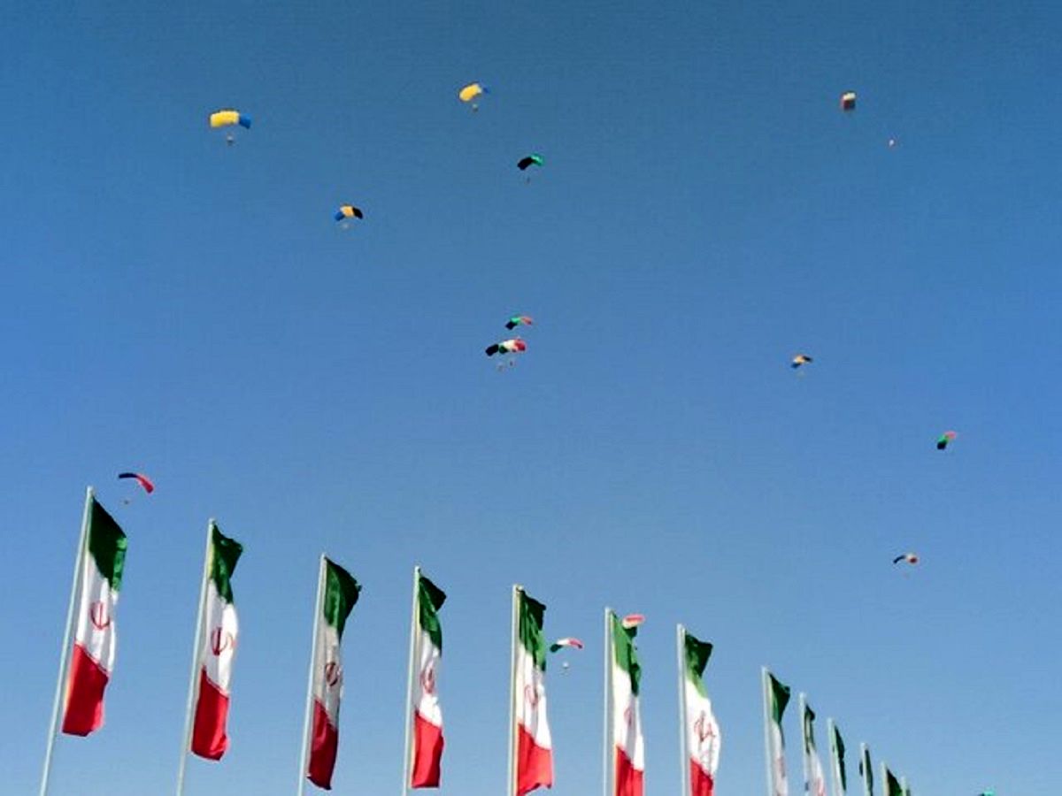  نمایش هوایی چتربازان بر فراز میدان آزادی تهران 