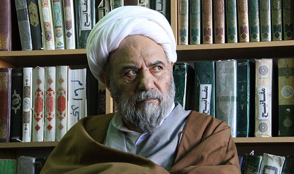 تشییع پر حاشیه پیکر آیت‌الله صانعی/ پیکر به تهران بازگردانده شد!