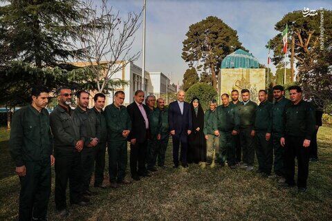 قالیباف دست به بیل شد، خوش و بش رئیس مجلس با کارگران شهرداری+عکس‌ها