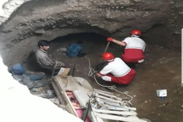 فرونشست زمین و زیر آوار ماندن دو سالمند