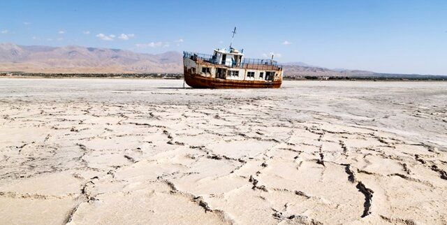 نسخه عجیب برای احیای دریاچه ارومیه/توپ به زمین مردم افتاد!