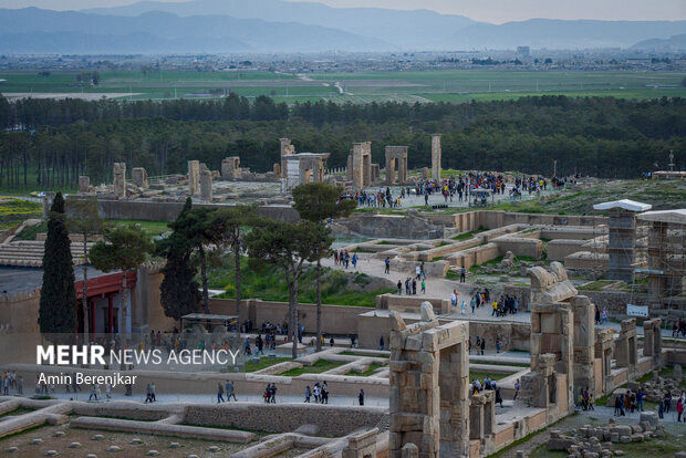 هشدار درباره حضور در تخت‌جمشید در سیزده به در/ خطر فرونشست زمین وجود دارد