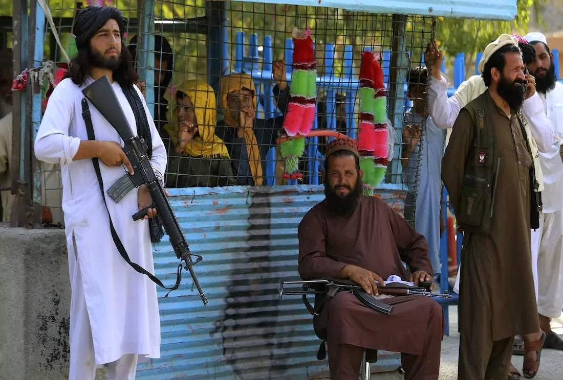 قرار عاشقانه یک جنگجوی طالبان! +عکس