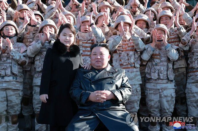 حضور دختر رهبر کره شمالی در یک جلسه موشکی/ عکس