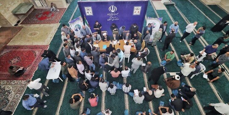 دیدار متفاوت معاون رئیس جمهور با مردم+عکس