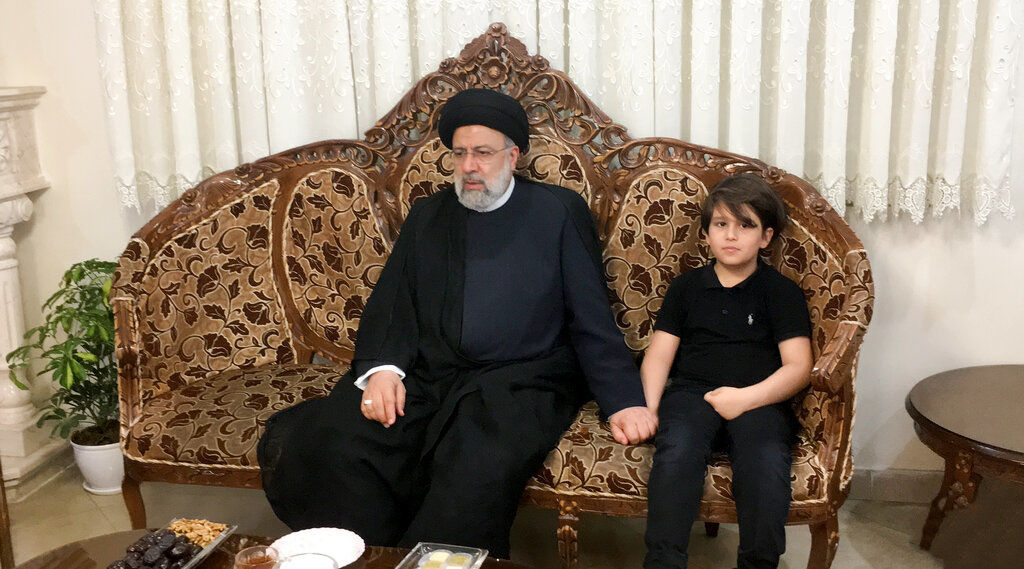 فرزند شهید صیاد خدایی در کنار رئیس‌جمهور+عکس
