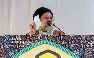 امام جمعه تهران: کسانی که در کنار لانچرها با روحیه‌ جهادی مقاومت می‌کنند، همچون دیواری پولادین در برابر دشمنان ایستاده‌اند