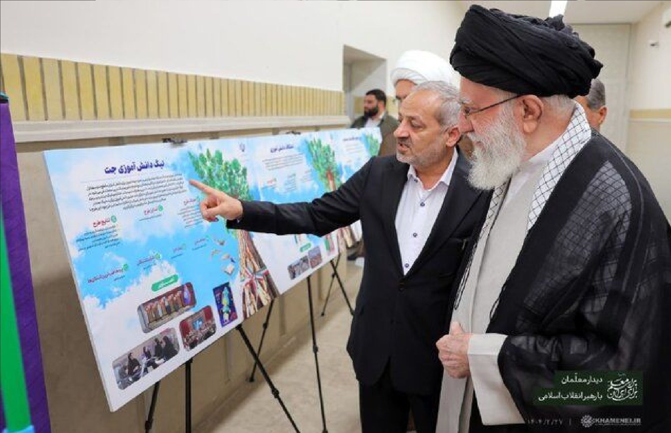 بازدید رهبر معظم انقلاب از نمایشگاه «همه با هم برای ایران برای مدرسه»