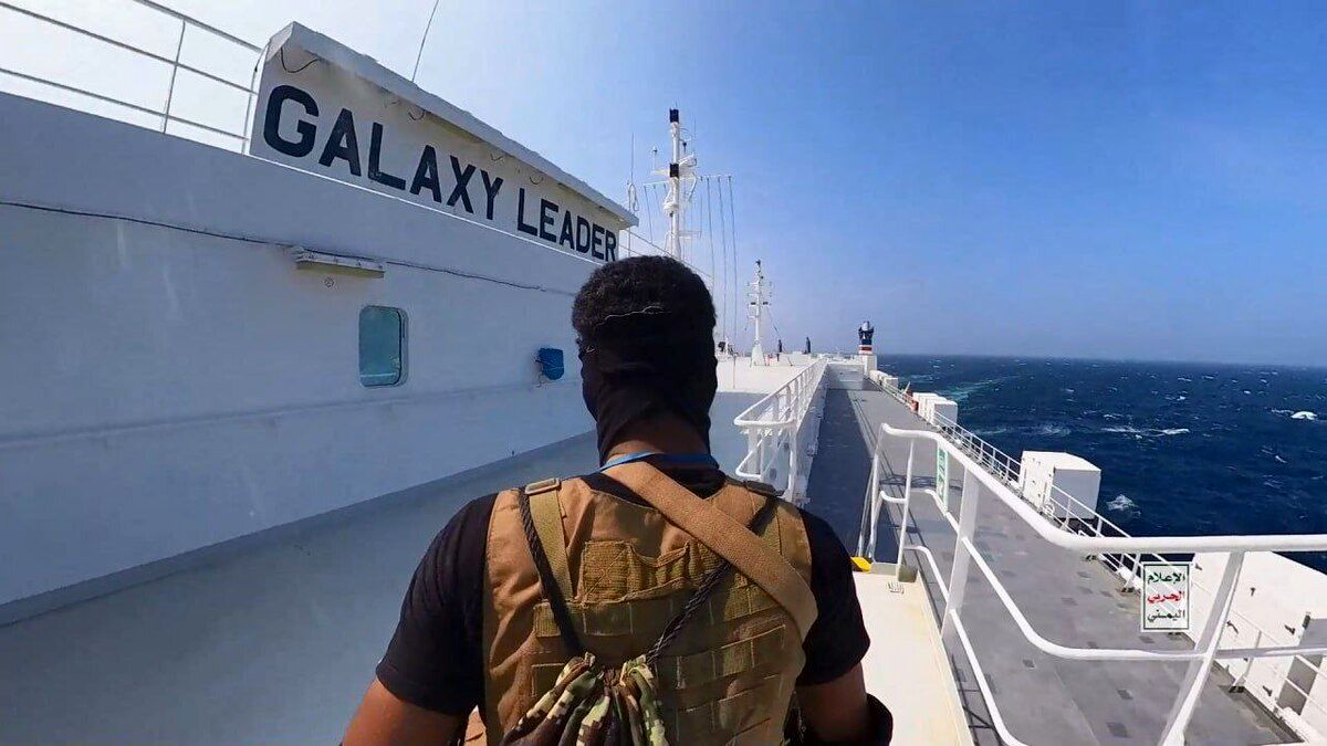 یمنی‌ها روی عرشه کشتی توقیف شده اسرائیلی + فیلم