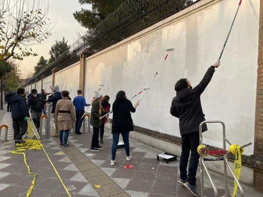 سفیر انگلیس برای پاکسازی دیوار سفارت دست به رنگ شد + عکس