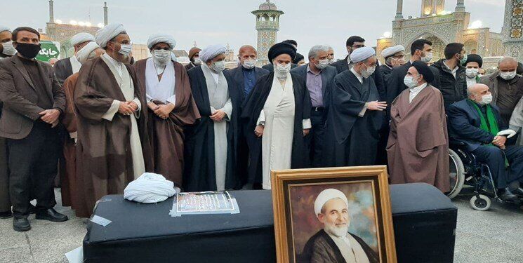 تصاویری از فرزند آیت الله یزدی در مراسم تشییع پدرش