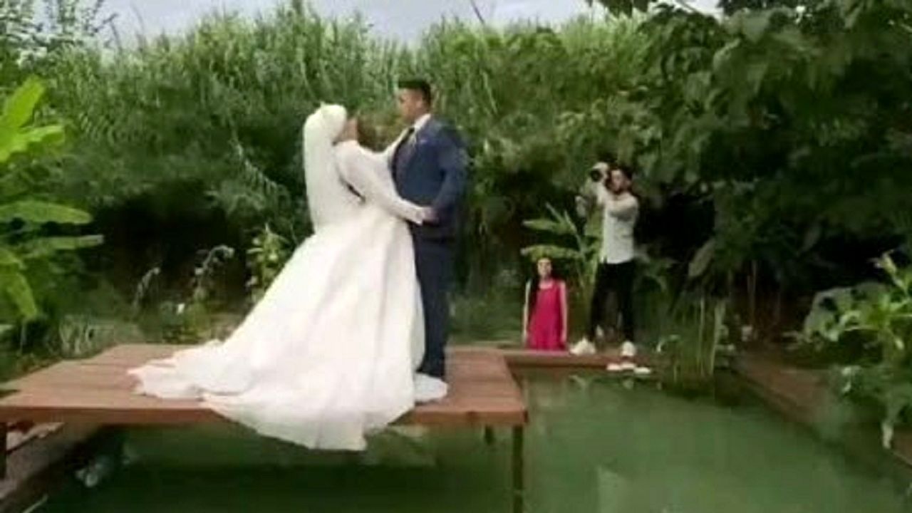 شوخی عجیب و غریب عروس با داماد هنگام عکس برداری