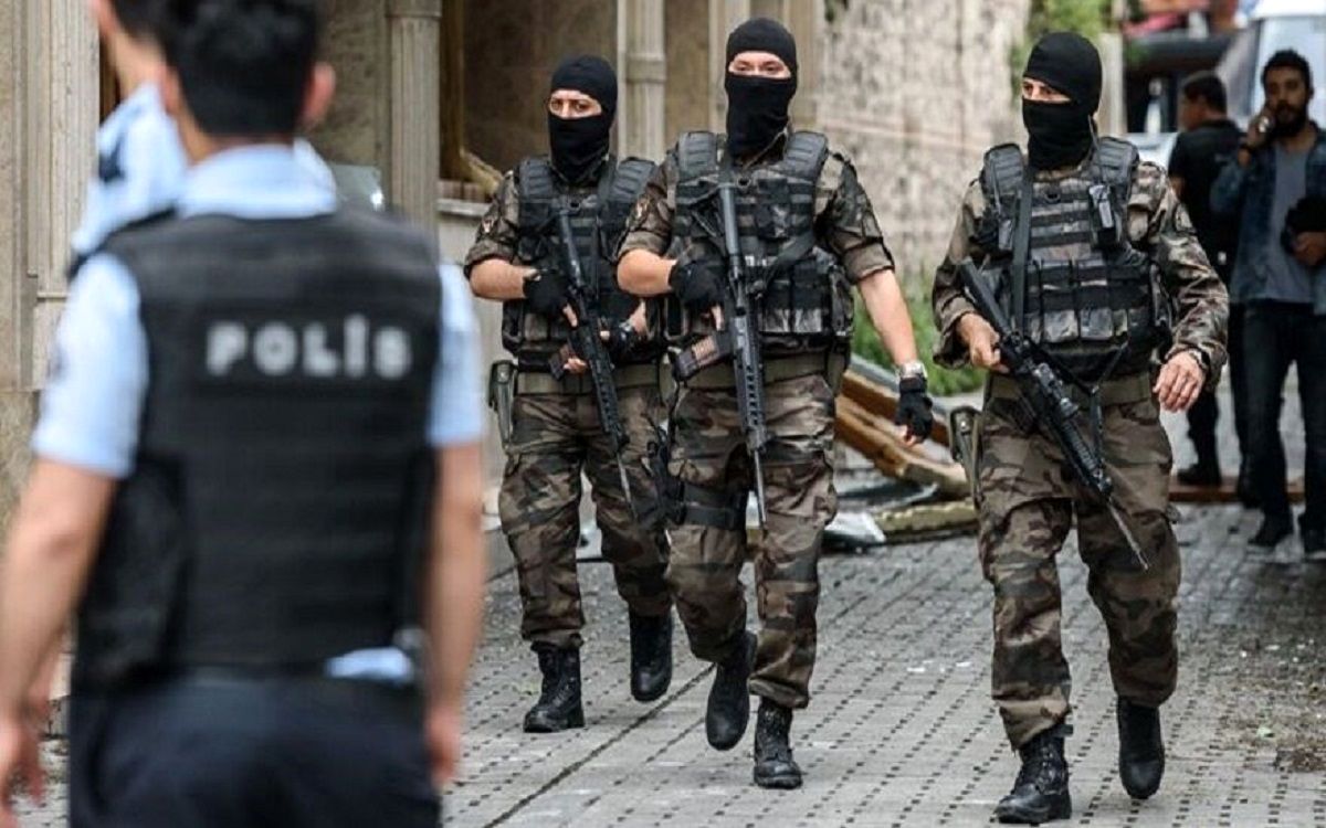  جزئیات حمله مسلحانه مهاجمان نقابدار به یک کلیسا در استانبول  + فیلم 