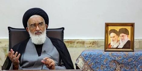 امام جمعه قم:با بی‌حجاب‌ها و بدحجاب‌ها برخورد شود/ باید لذت بردن را برای متدین‌ها ترویج کنیم