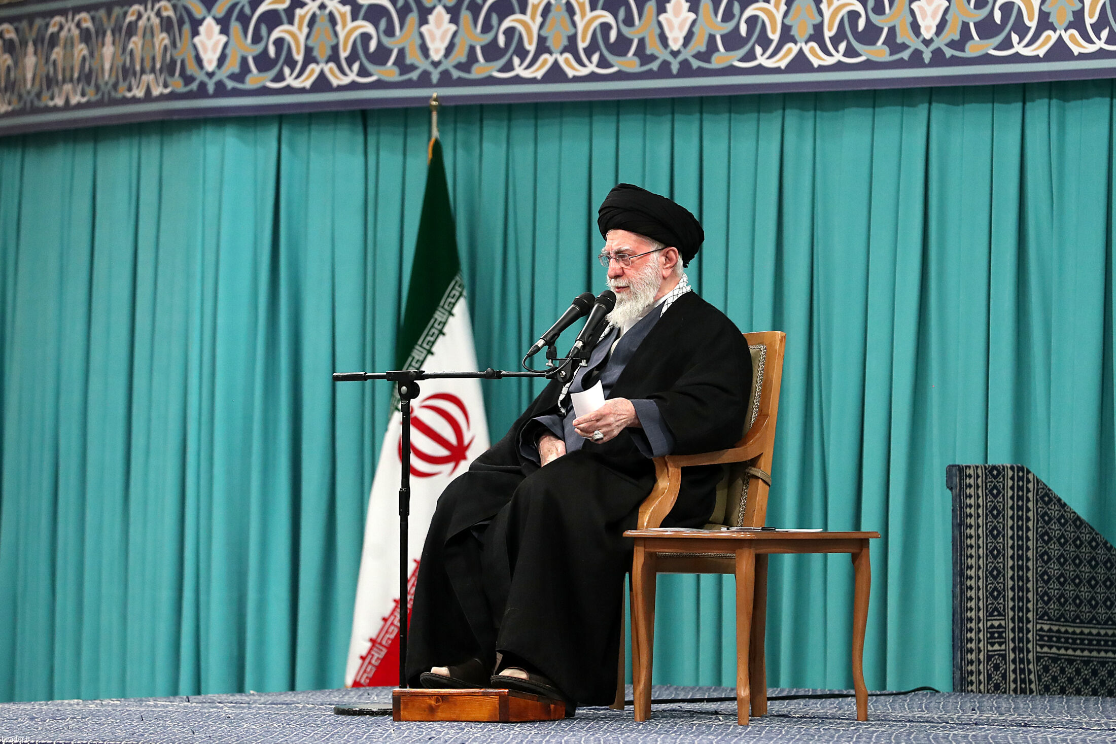 رهبر انقلاب: باید برای حل مشکلات معیشتی مردم تلاش‌های مسئولان دو برابر شود/ رئیس جمهور آمریکا؛ مجرم اصلی فتنه است