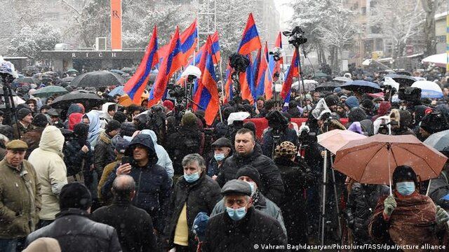 راهپیمایی اعتراضی مخالفان پاشینیان در خیابان‌های ایروان