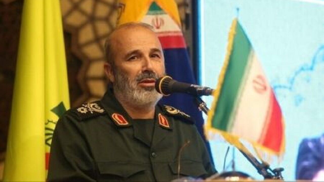 تصویری از جانشین جدید فرمانده نیروی قدس در کنار رهبر انقلاب در سال۸۶