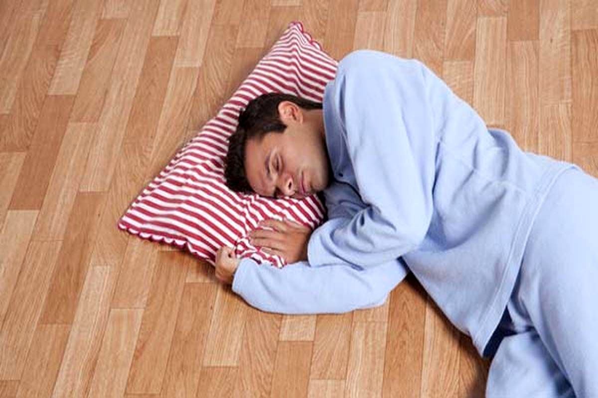 ۵ فایده باورنکردنی خوابیدن روی زمین/ دیگر روی تخت نخوابید