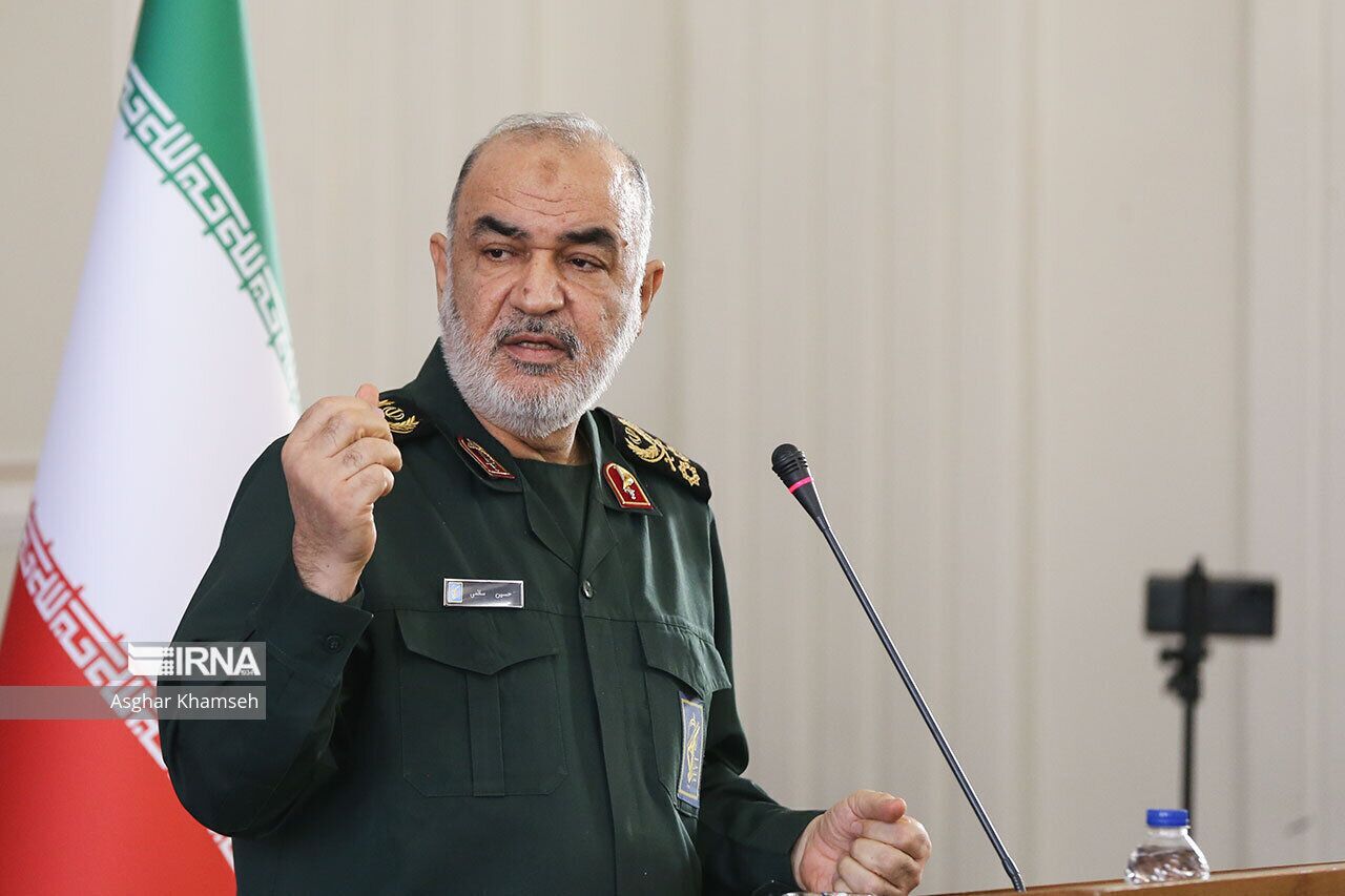 سردار سلامی: رئیس‌جمهور از ابتدای اذان صبح وارد عرصه خدمت می‌شد
