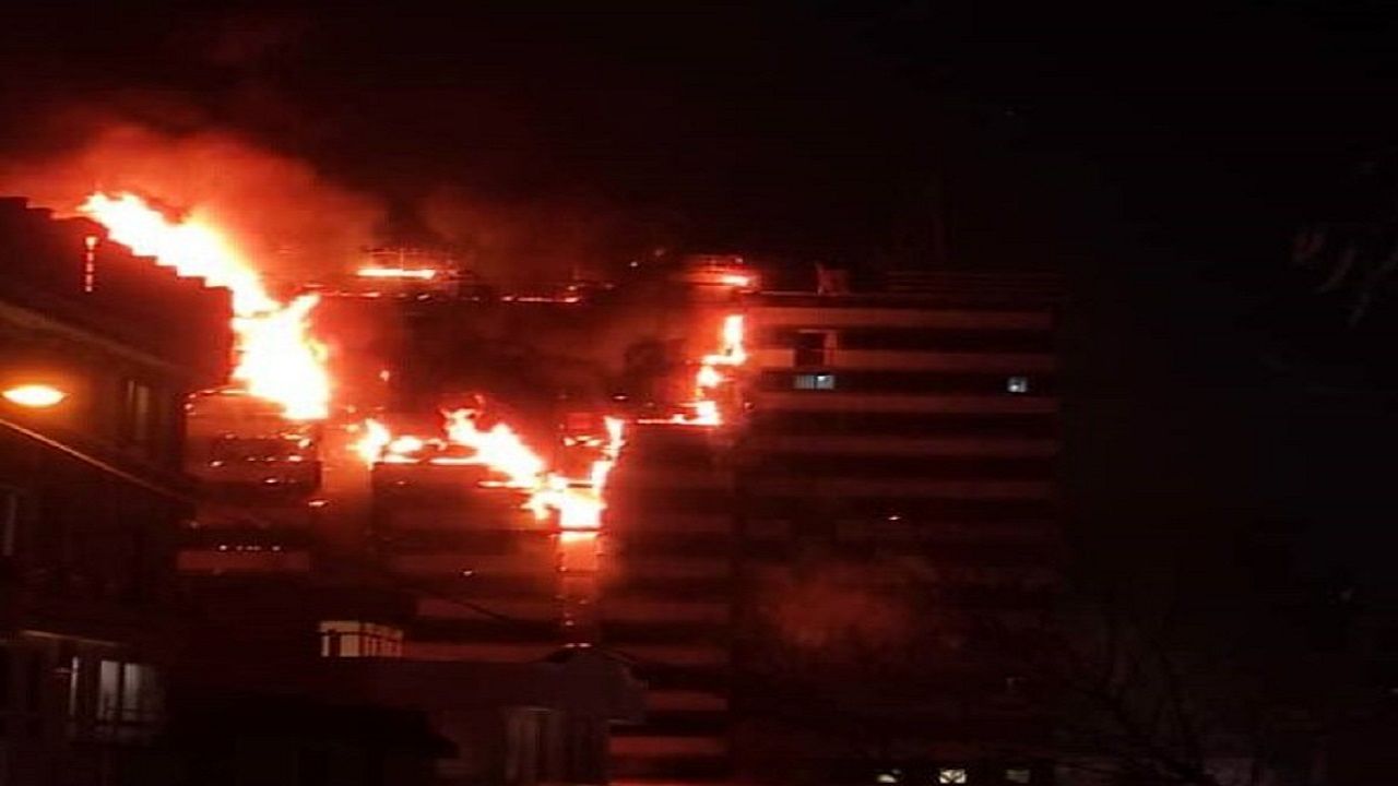 آتش‌سوزی ساختمان اداری در خیابان ۱۶ آذر+عکس