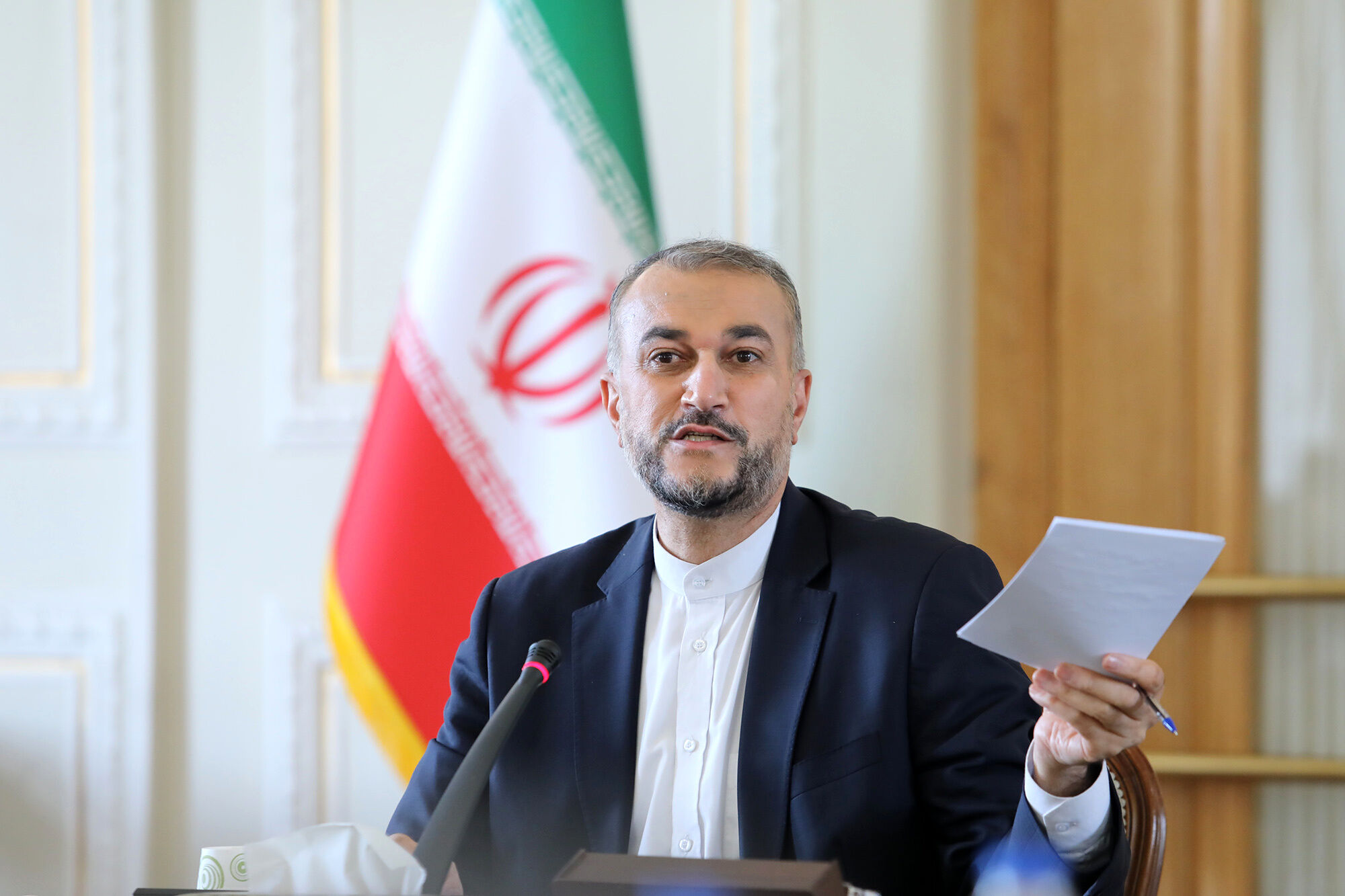 اعتراض بسیج دانشجویی به امیرعبداللهیان: مگر تغییری در آمریکا دیدید که دم از مذاکره با قاتلان حاج قاسم می‌زنید؟!