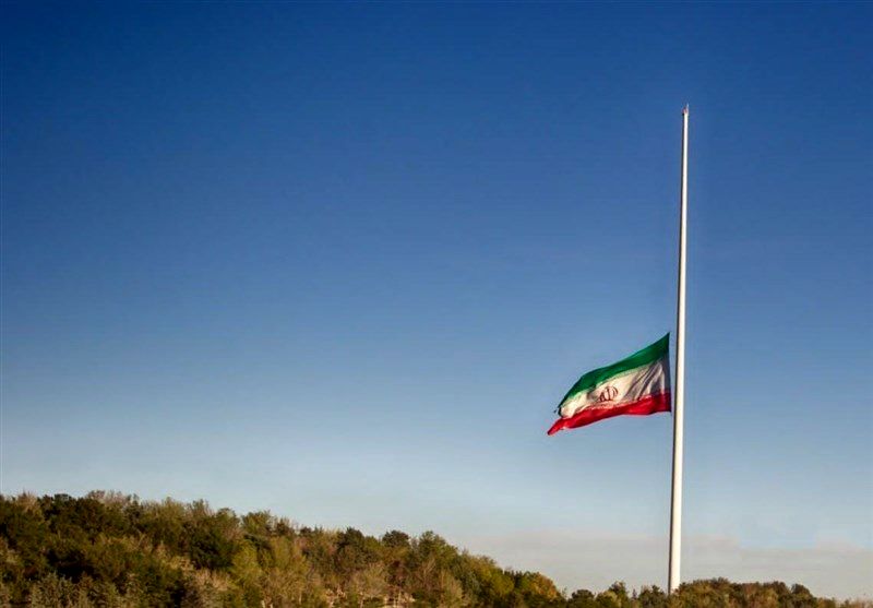 بزرگترین پرچم ایران در پی حادثه تروریستی کرمان نیمه برافراشته شد