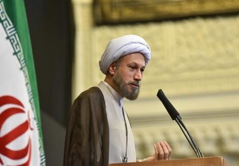 امام جمعه شیراز:حجاب مهم است اما مسئله اصلی نیست/دشمن می‌خواهند ائمه جمعه را به بحث حجاب بکشانند تا مقابل جامعه قرار گیرند