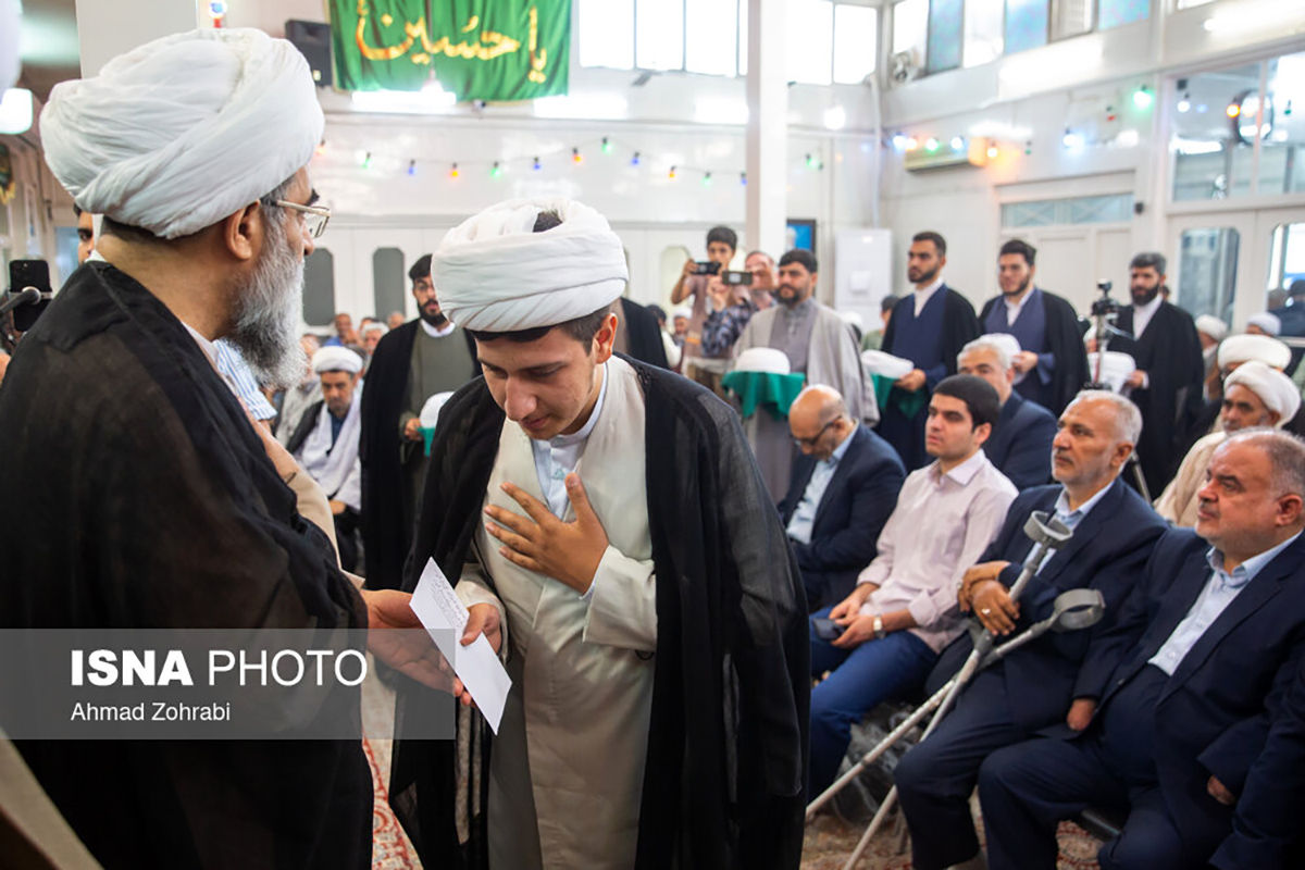 تصاویر جشن و عمامهگذاری طلاب در روز میلاد پیامبر اکرم (ص) و امام جعفر صادق (ع)