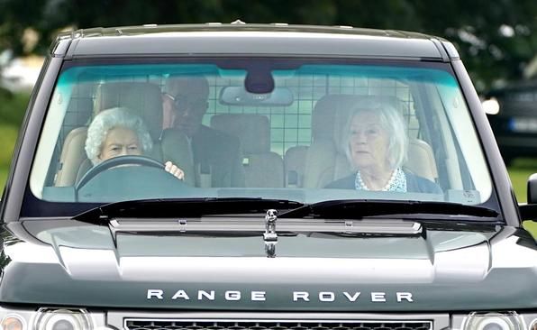 خودروهایی که ملکه انگلیس سوار می‌شد را ببینید+عکس