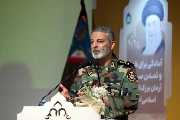 فرمانده کل ارتش: می‌خواهند از پیشرفت ایران جلوگیری کنند/ هوشیاری مردم رمز ناکامی شیطان بزرگ است