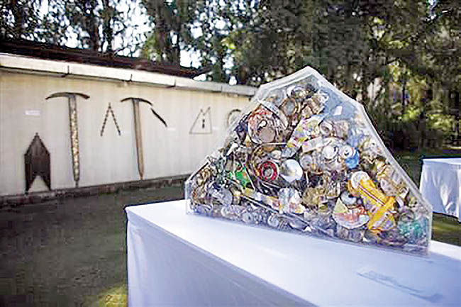 تبدیل زباله‌های اورست به آثار هنری 