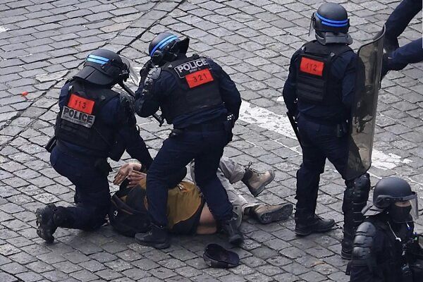 درگیری پلیس و معترضان در فرانسه/کار به گاز اشک‌آور رسید