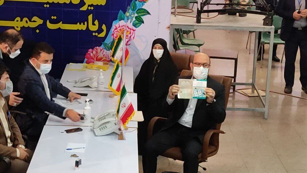 رونمایی سردار دهقان از کتابچه برنامه‌های خود+عکس