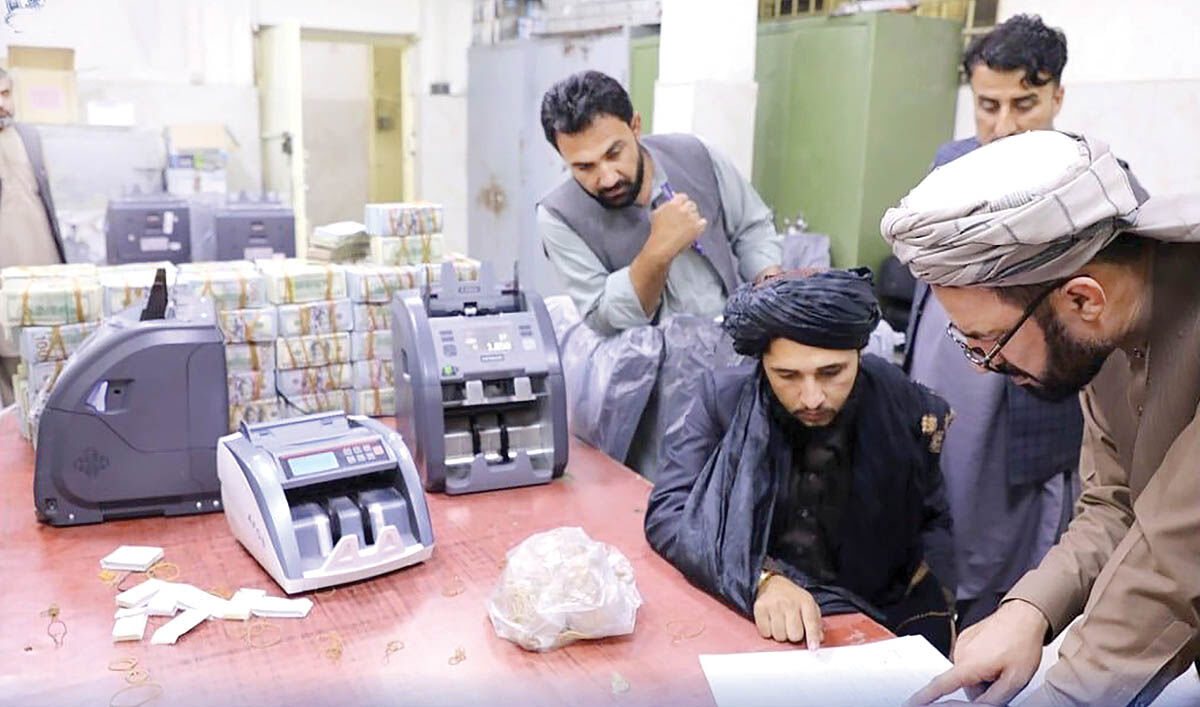 دسته‌گل ناشی‌ها دربانک‌مرکزی طالبان