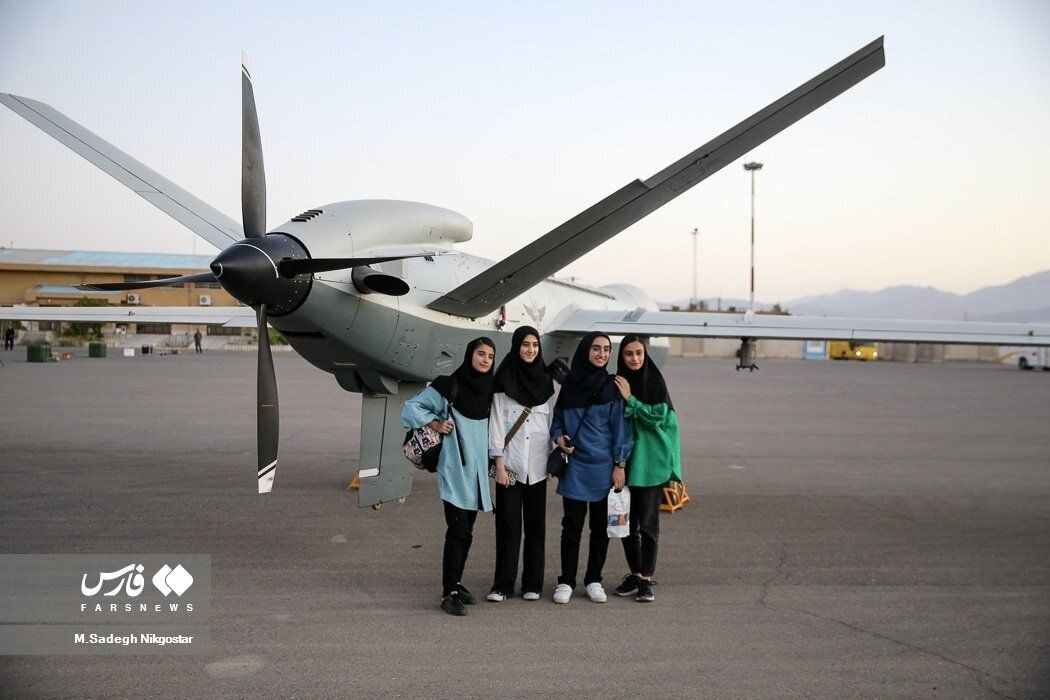 ژست جالب چند دختر جوان در کنار یک پهپاد ایرانی