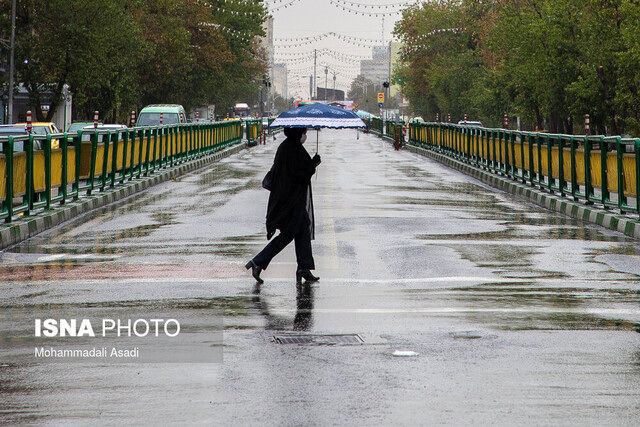 بارش باران و برف در جاده های ١١ استان