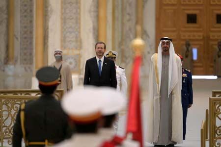 رئیس رژیم اسرائیل راهی امارات شد/ دیدار با محمد بن زاید