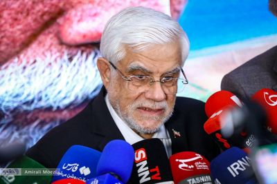 توضیحات عارف درباره انتقادهای پزشکیان از صداوسیما؛ همکاران ما باید بپذیرند و آن را اصلاح کنند/ گاهی یک خطای کوچک می‌تواند مسیر را کاملاً تغییر دهد + فیلم