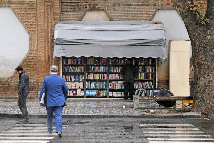 تصویری جالب از کوچک‌ترین کتابفروشی تهران در دل دیوار 