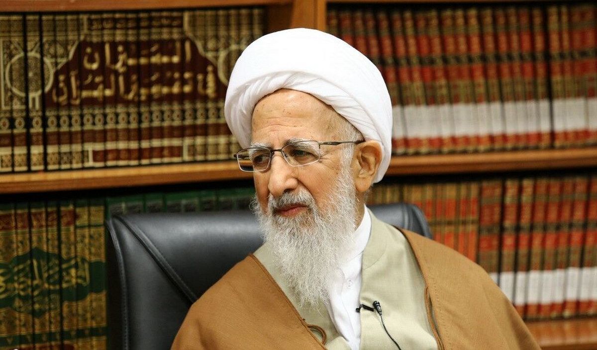 آیت‌الله جوادی آملی بر پیکر رهبر شهید نماز می‌خواند
