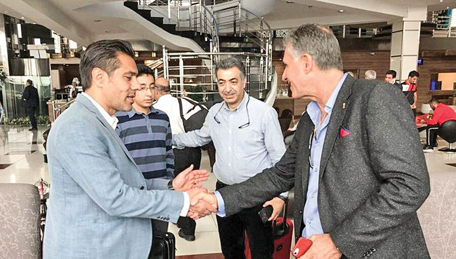 برخورد گرم کی‌روش با پیروانی 