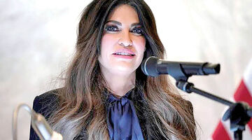 سقوط دیپلمات جنجالی
