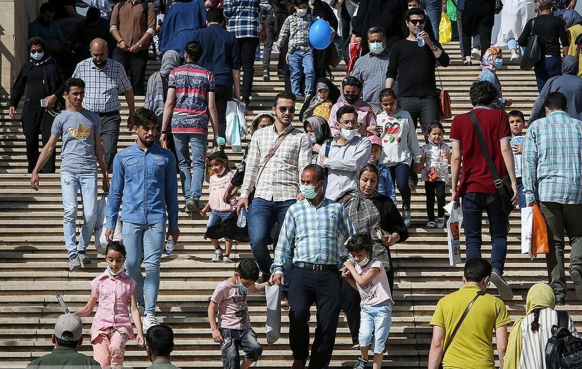 آیا واقعا بحران ایرانی ها «مسکن، غذا و لباس» است یا «کاهش درآمد و فقیرتر شدن»؟