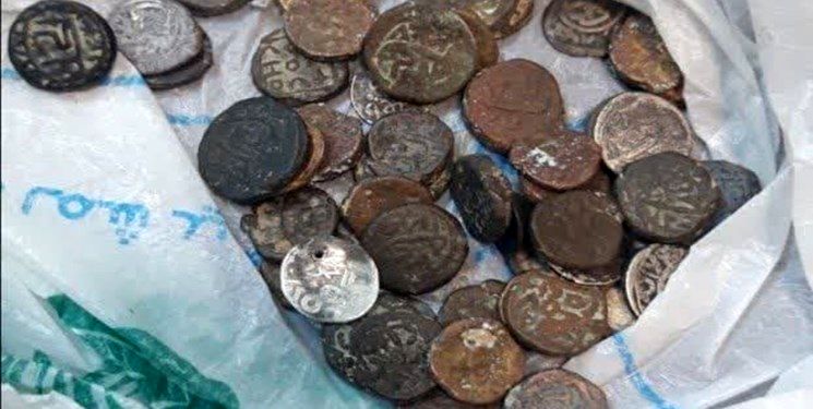 کشف ۵۶ سکه تاریخی در فرودگاه بندرعباس