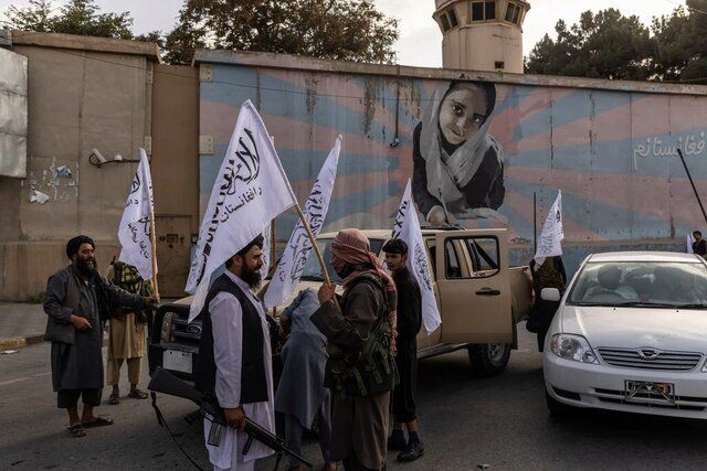 درخواست طالبان از زنان عضو کادر درمان برای بازگشت به محل کارشان