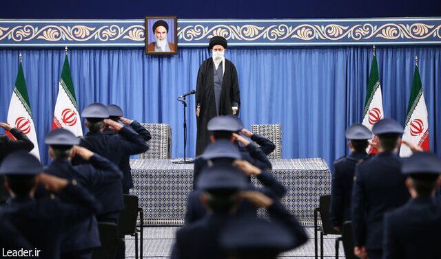 رهبر انقلاب: اگر آمریکا تمامی تحریم‌ها را لغو کند، به تعهدات برجامی برمی‌گردیم